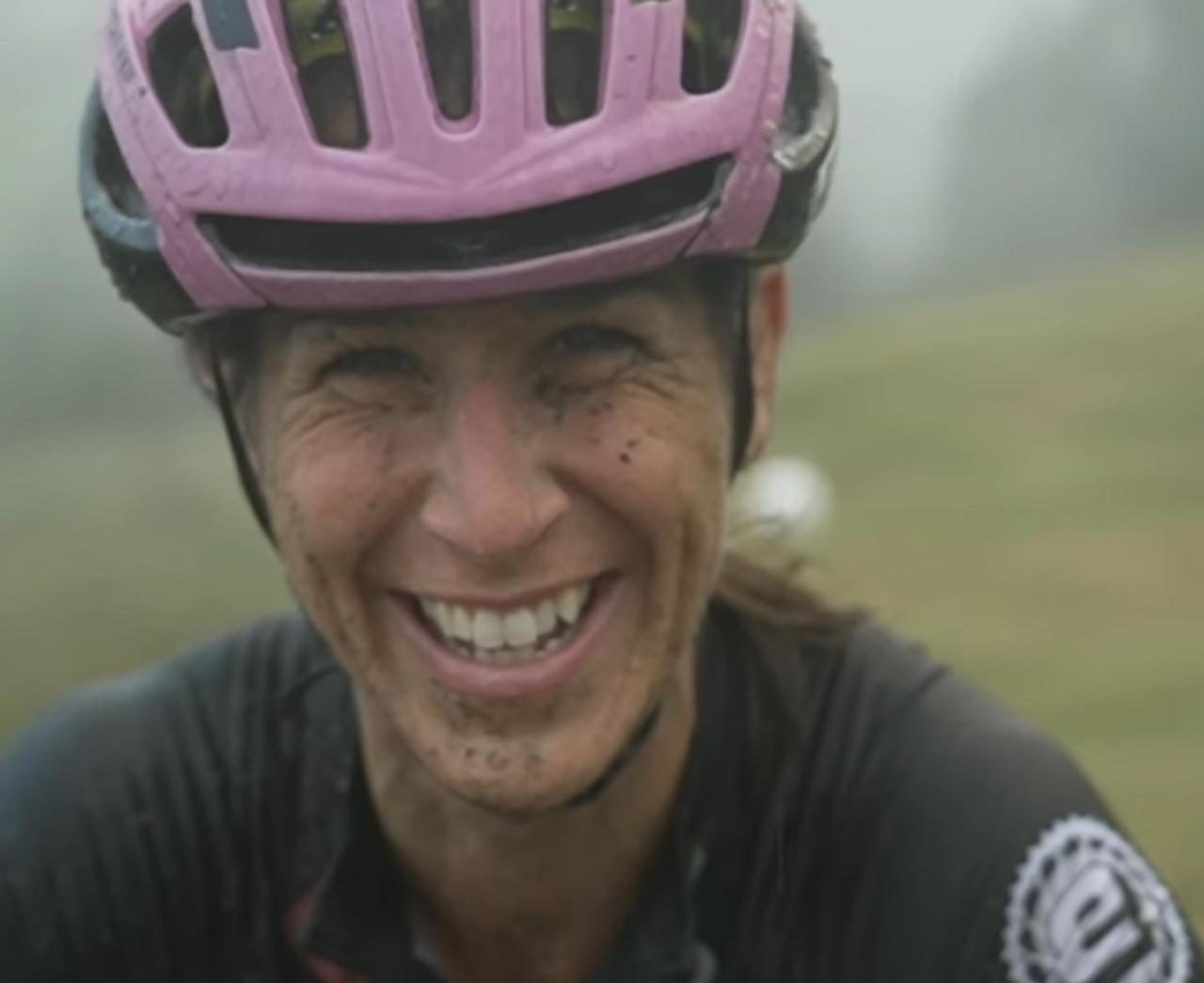 Miriam i cykelhjälm efter en tur
